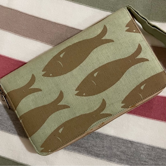 Wristlet clutch purse with fish pattern NWOT - Picture 8 of 15